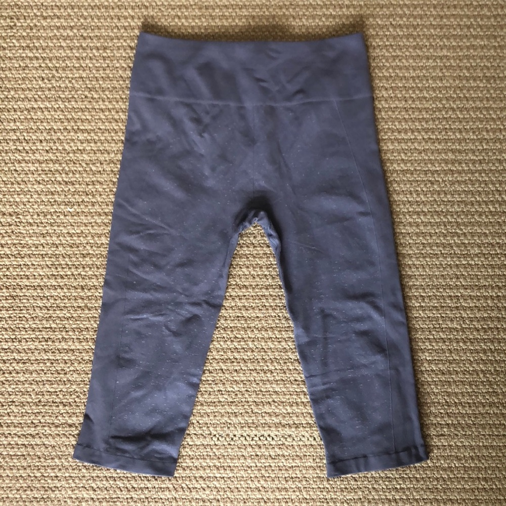 Lululemon Free to Flow Crop size 10 - RARE!